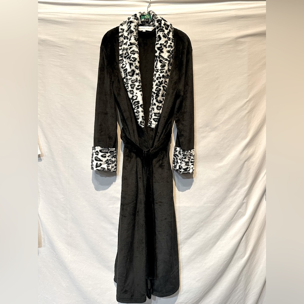 NWOT - Concierge Collection Plush Faux Fur Trimmed Shawl Collar Robe